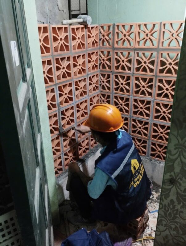 công nhân kiểm tra chất lượng tường