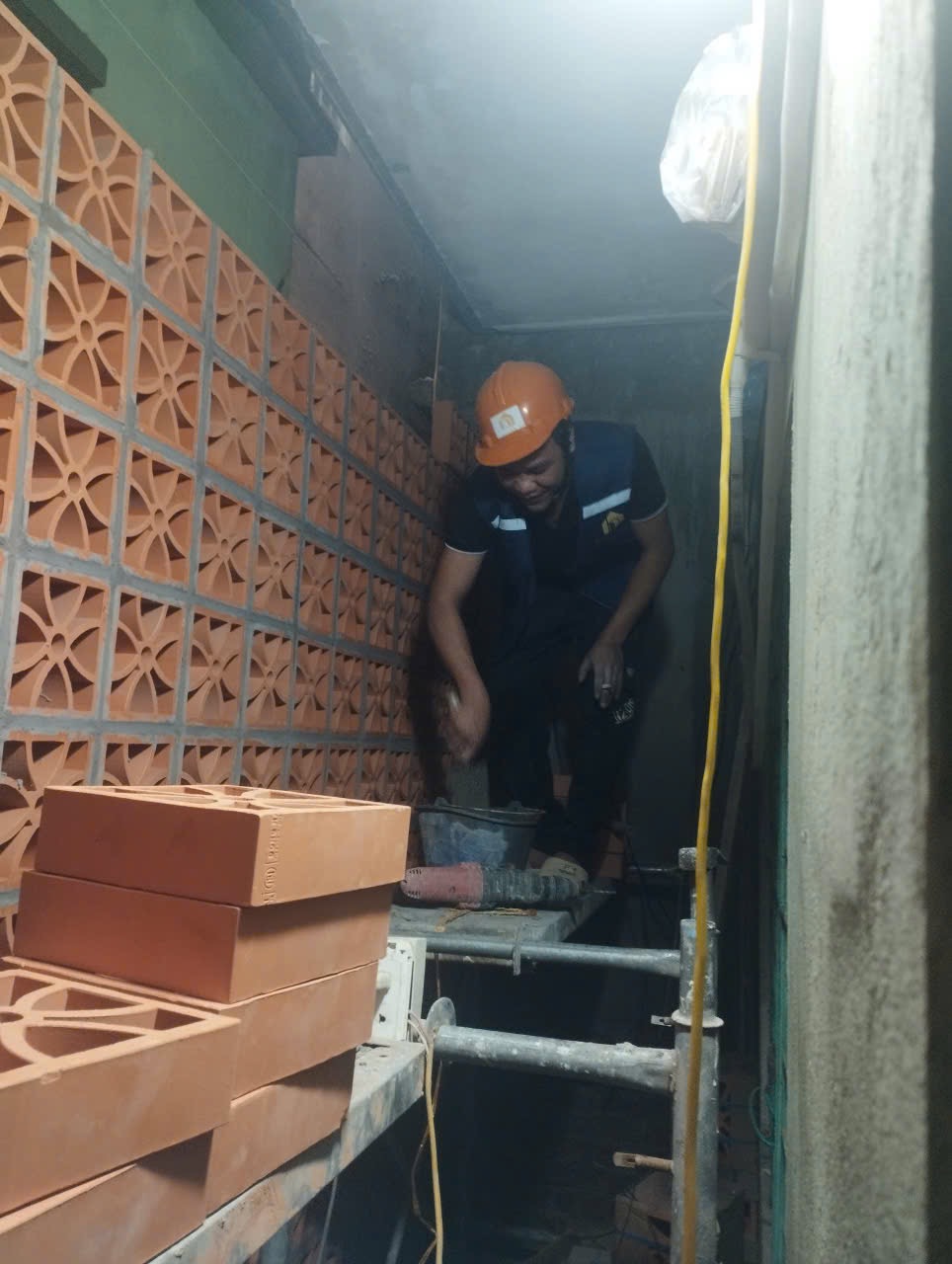 Công nhân xây dựng làm việc trên giàn giáo trong quá trình cải tạo nhà Công nhân xây dựng làm việc trên giàn giáo trong quá trình cải tạo nhà