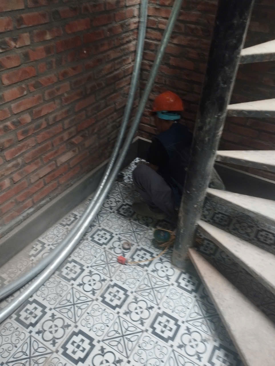 Công nhân đội mũ bảo hộ làm việc tại công trình cải tạo Công nhân đội mũ bảo hộ làm việc tại công trình cải tạo