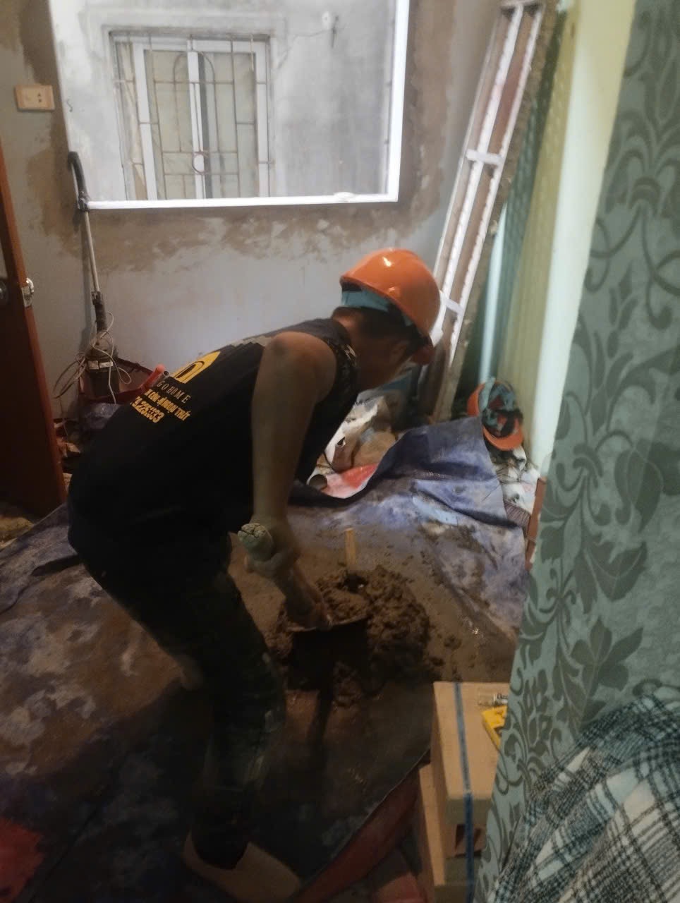Công nhân trong không gian cải tạo nhà cửa